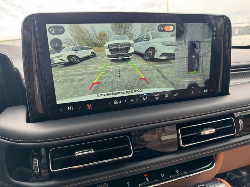 Lincoln Aviator Vehicle Full-screen Gallery Image 24