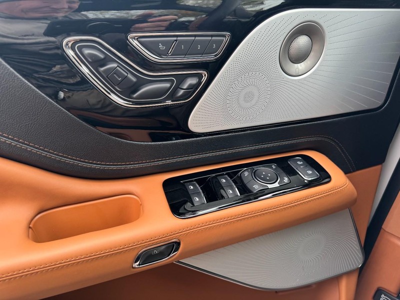 Lincoln Aviator Vehicle Full-screen Gallery Image 25