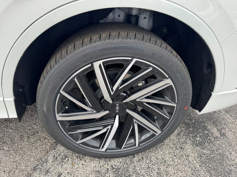 Lincoln Aviator Vehicle Full-screen Gallery Image 27