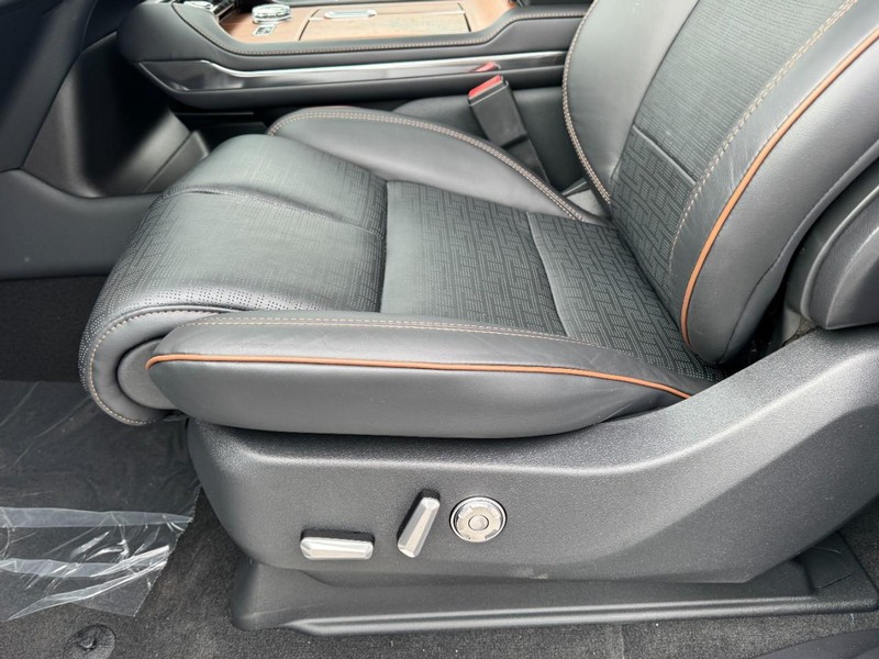 Lincoln Navigator L Vehicle Full-screen Gallery Image 26