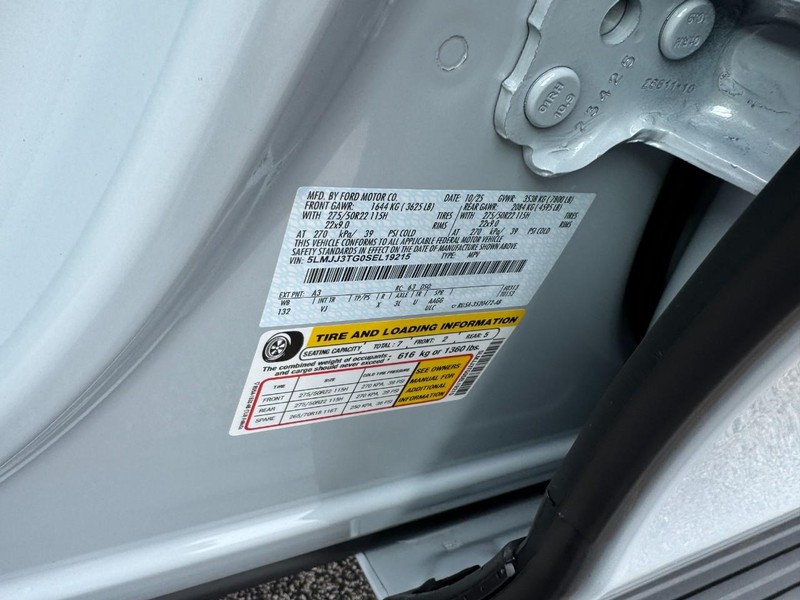 Lincoln Navigator L Vehicle Full-screen Gallery Image 28