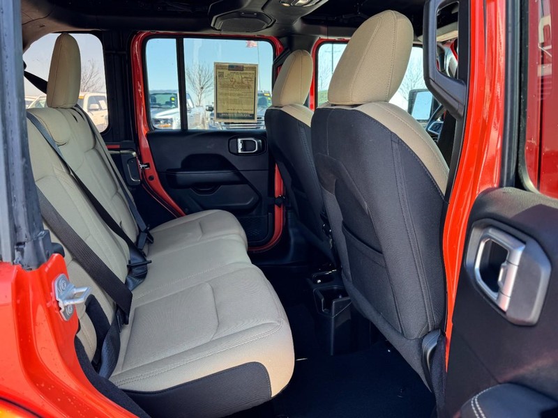 Jeep Wrangler Unlimited Vehicle Full-screen Gallery Image 13