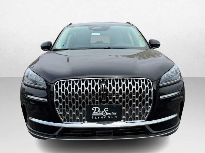 Lincoln Corsair Vehicle Full-screen Gallery Image 02