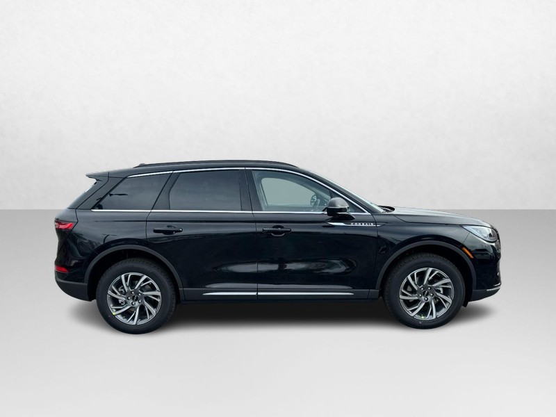 Lincoln Corsair Vehicle Full-screen Gallery Image 04