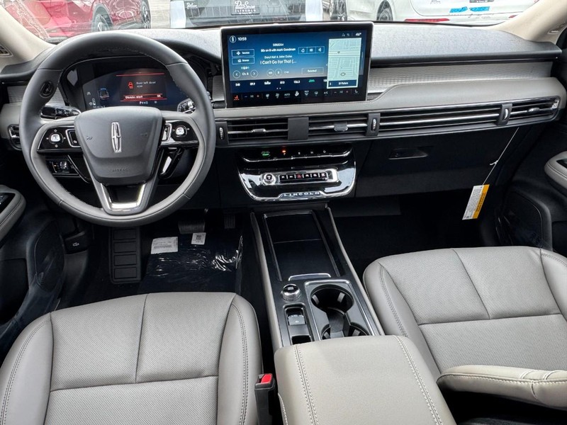 Lincoln Corsair Vehicle Full-screen Gallery Image 09