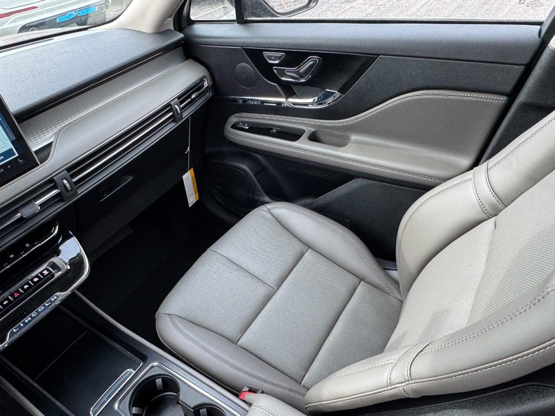 Lincoln Corsair Vehicle Full-screen Gallery Image 11