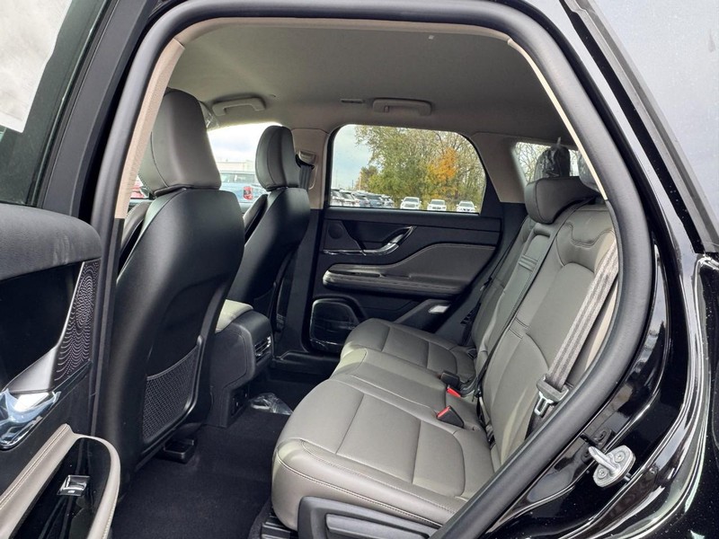 Lincoln Corsair Vehicle Full-screen Gallery Image 12