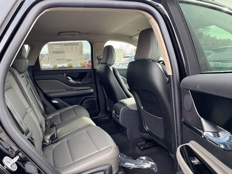 Lincoln Corsair Vehicle Full-screen Gallery Image 13