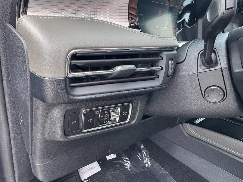 Lincoln Corsair Vehicle Full-screen Gallery Image 14