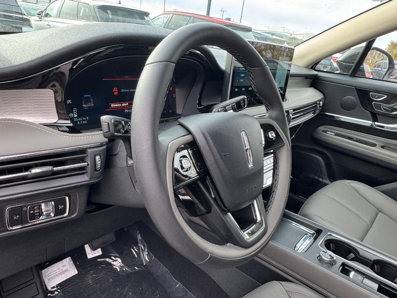 Lincoln Corsair Vehicle Full-screen Gallery Image 15