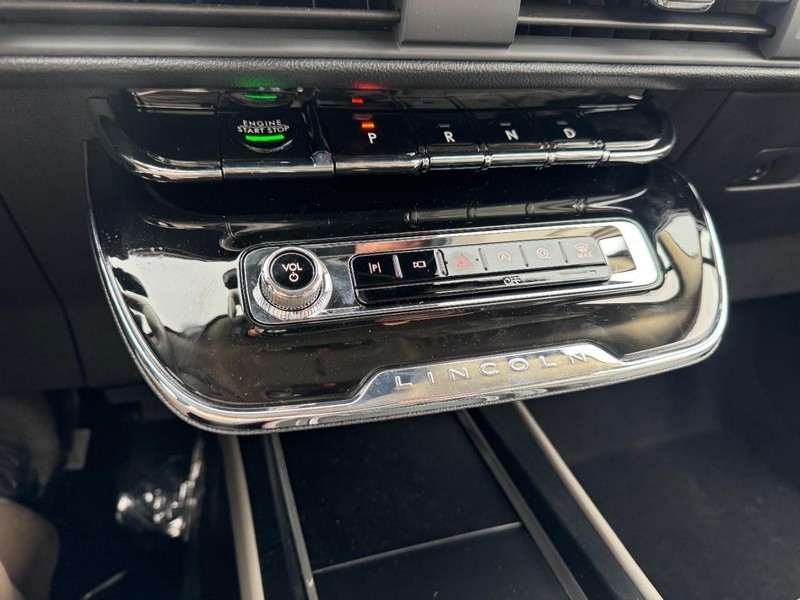 Lincoln Corsair Vehicle Full-screen Gallery Image 17