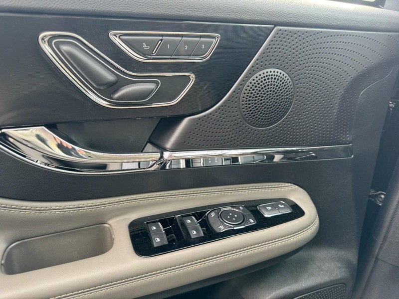 Lincoln Corsair Vehicle Full-screen Gallery Image 25