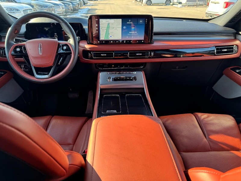 Lincoln Aviator Vehicle Full-screen Gallery Image 09