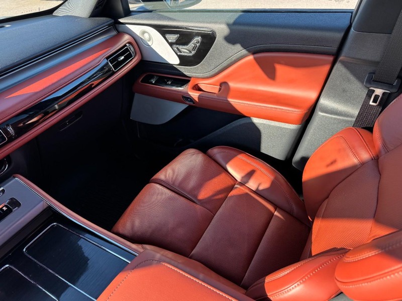 Lincoln Aviator Vehicle Full-screen Gallery Image 11