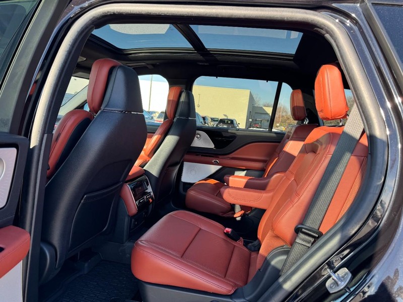 Lincoln Aviator Vehicle Full-screen Gallery Image 12