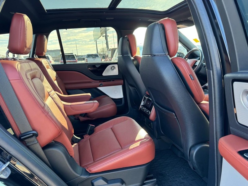 Lincoln Aviator Vehicle Full-screen Gallery Image 13