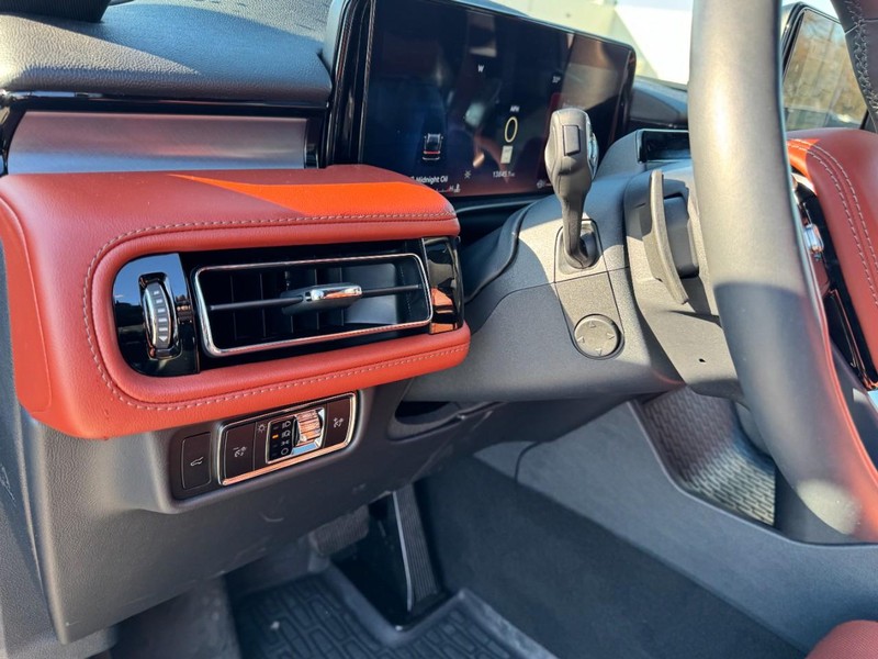 Lincoln Aviator Vehicle Full-screen Gallery Image 14