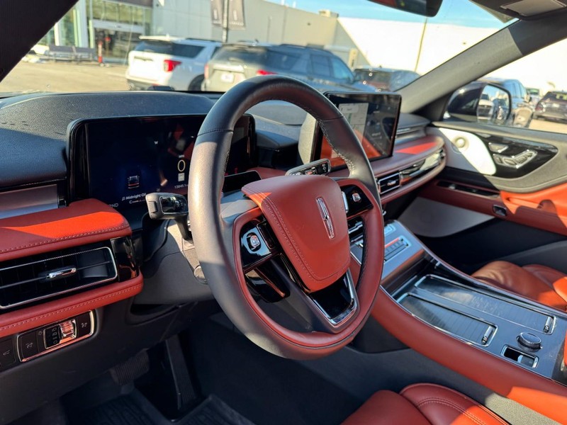 Lincoln Aviator Vehicle Full-screen Gallery Image 15