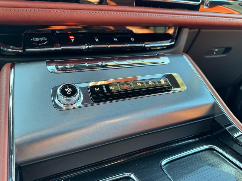 Lincoln Aviator Vehicle Full-screen Gallery Image 17