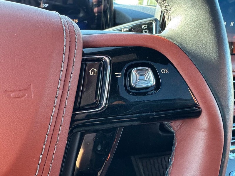 Lincoln Aviator Vehicle Full-screen Gallery Image 19