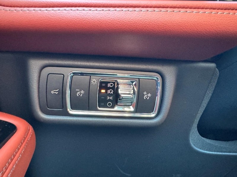 Lincoln Aviator Vehicle Full-screen Gallery Image 22