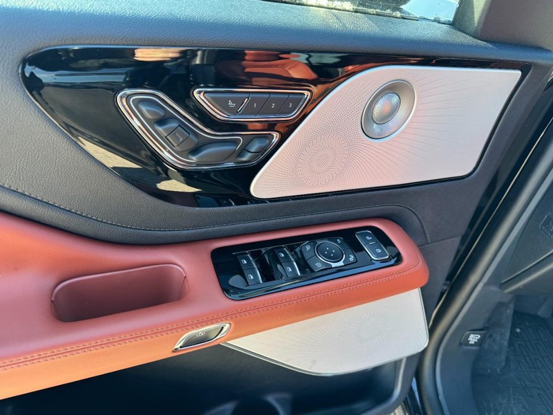 Lincoln Aviator Vehicle Full-screen Gallery Image 25