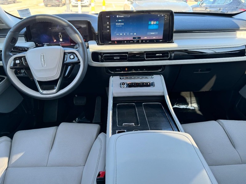 Lincoln Aviator Vehicle Full-screen Gallery Image 09