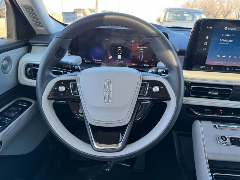 Lincoln Aviator Vehicle Full-screen Gallery Image 10