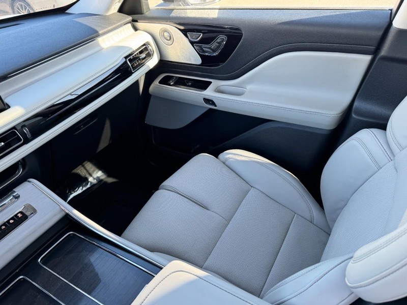 Lincoln Aviator Vehicle Full-screen Gallery Image 11