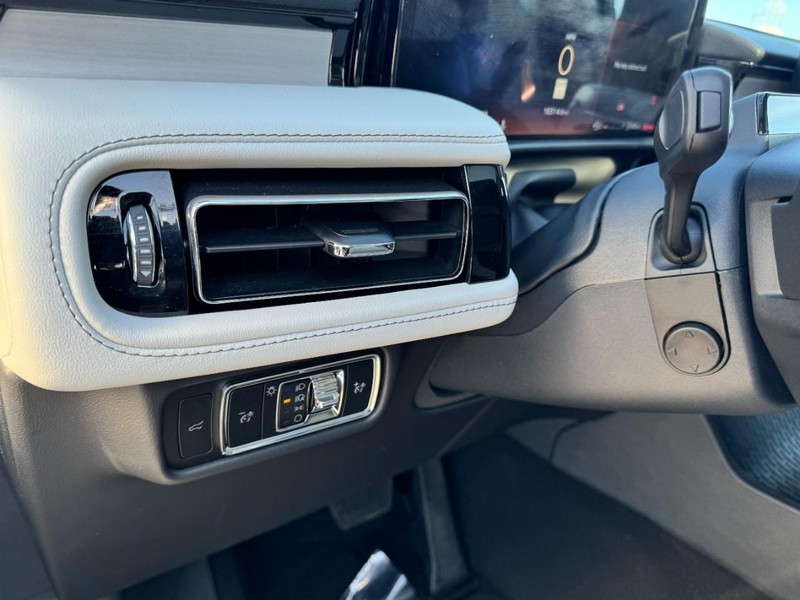 Lincoln Aviator Vehicle Full-screen Gallery Image 12