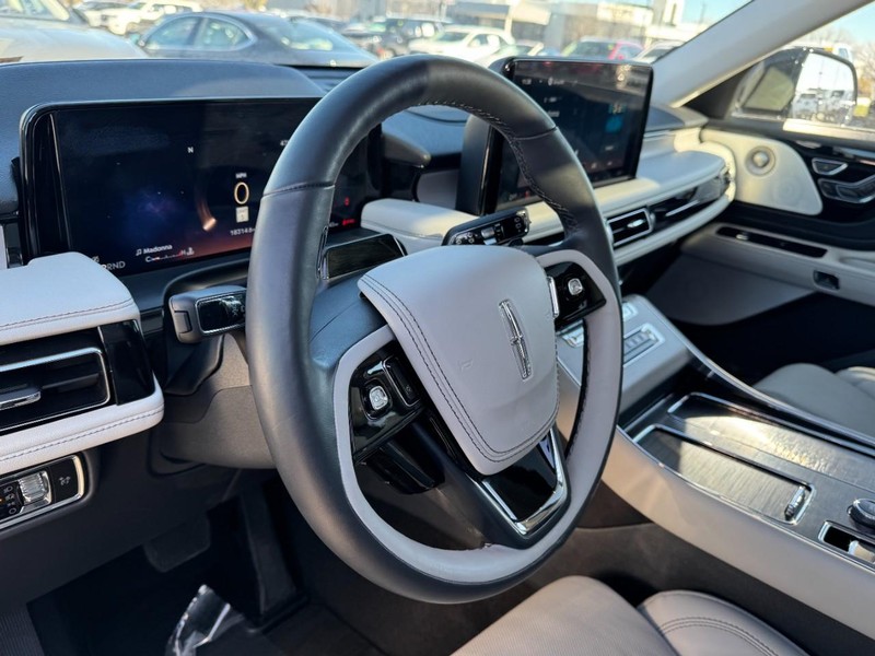 Lincoln Aviator Vehicle Full-screen Gallery Image 13