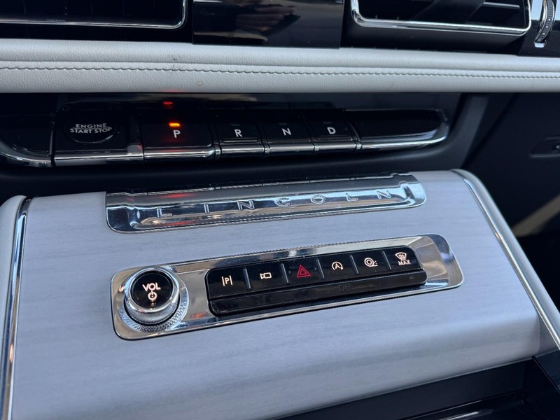 Lincoln Aviator Vehicle Full-screen Gallery Image 15