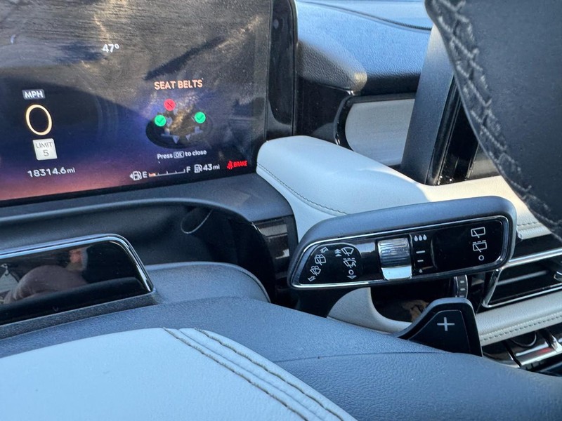 Lincoln Aviator Vehicle Full-screen Gallery Image 19