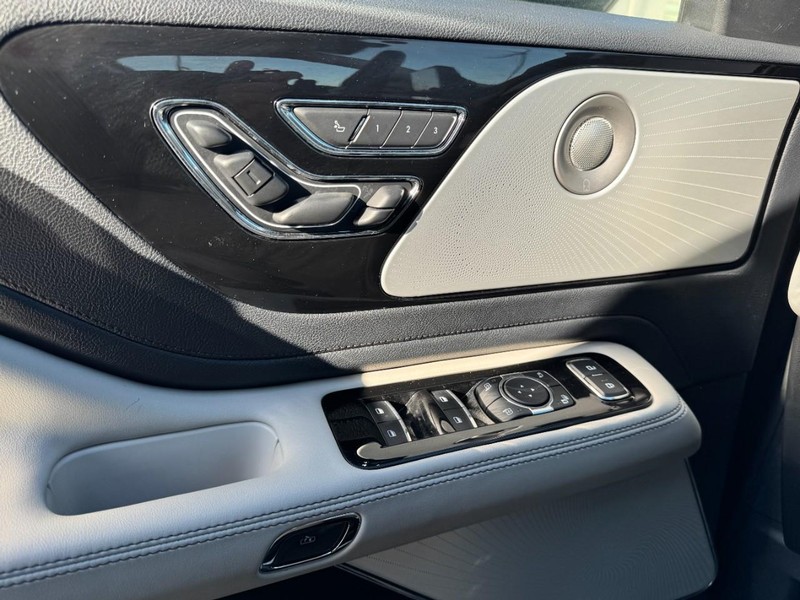 Lincoln Aviator Vehicle Full-screen Gallery Image 23