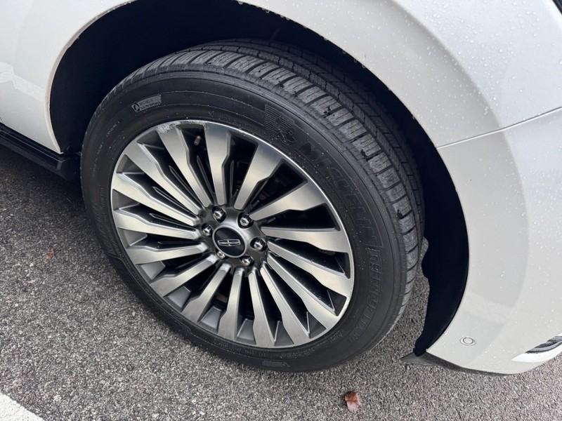 Lincoln Navigator L Vehicle Full-screen Gallery Image 04