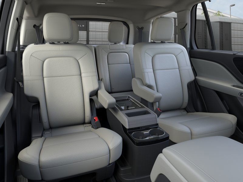 Lincoln Aviator Vehicle Full-screen Gallery Image 11