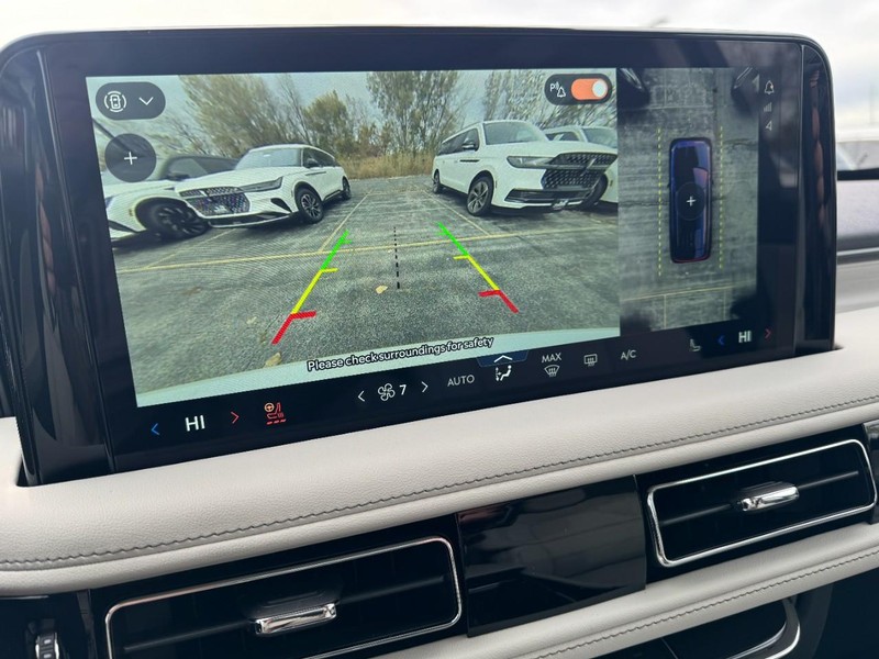 Lincoln Aviator Vehicle Full-screen Gallery Image 24