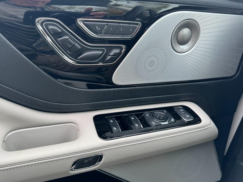 Lincoln Aviator Vehicle Full-screen Gallery Image 25