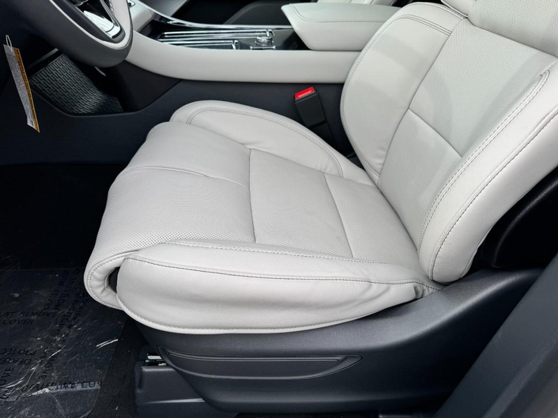 Lincoln Aviator Vehicle Full-screen Gallery Image 26