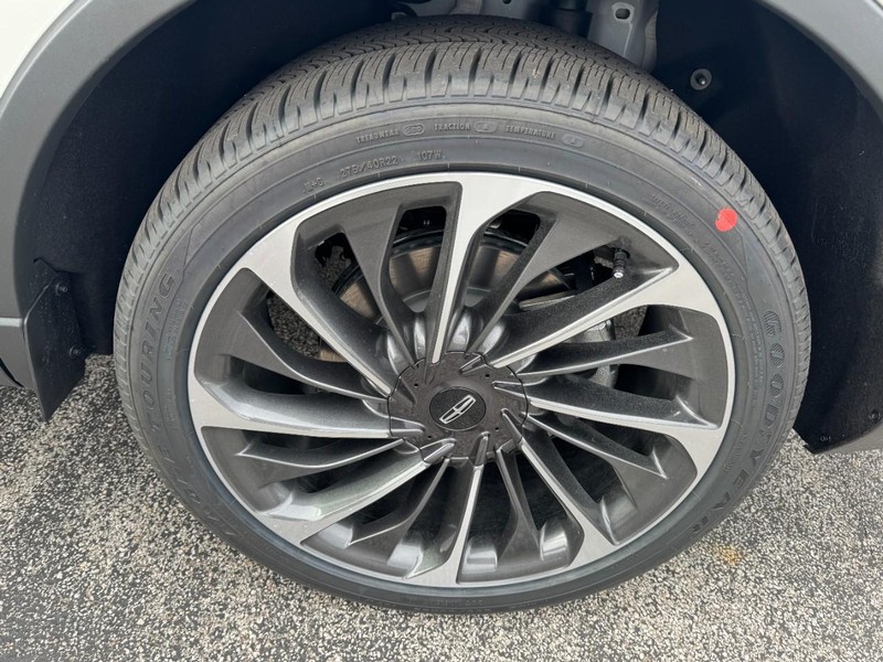 Lincoln Aviator Vehicle Full-screen Gallery Image 27