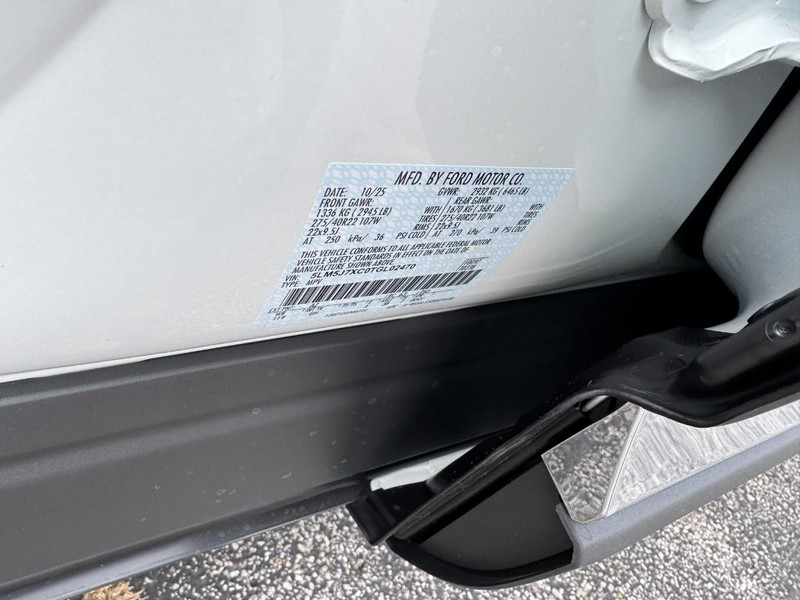 Lincoln Aviator Vehicle Full-screen Gallery Image 28