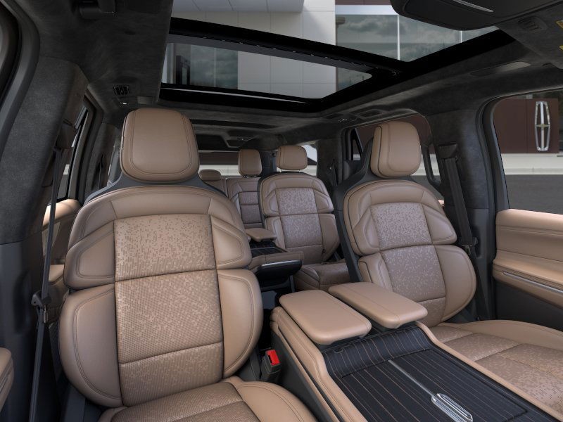 Lincoln Navigator L Vehicle Full-screen Gallery Image 10