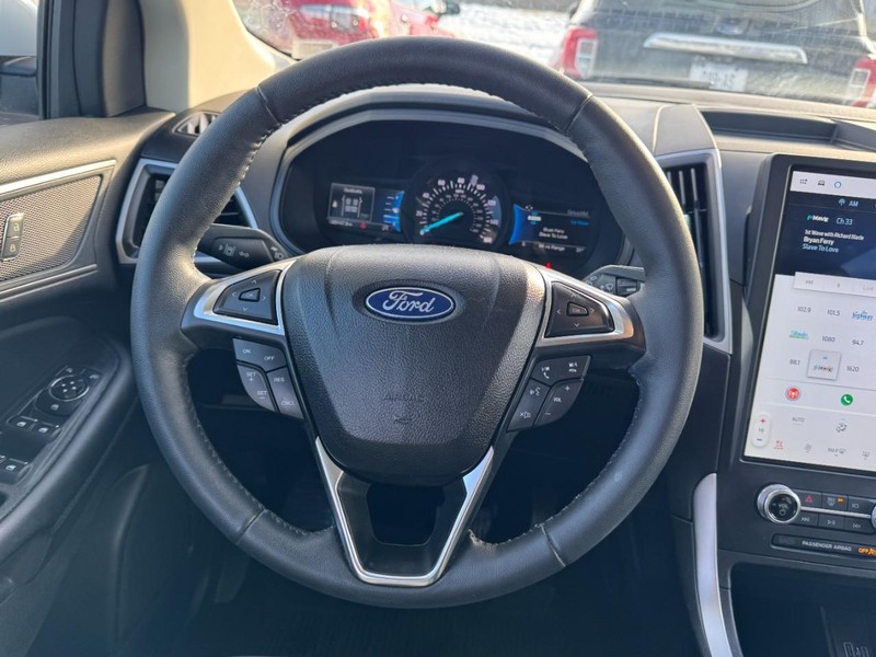 Ford Edge Vehicle Full-screen Gallery Image 10