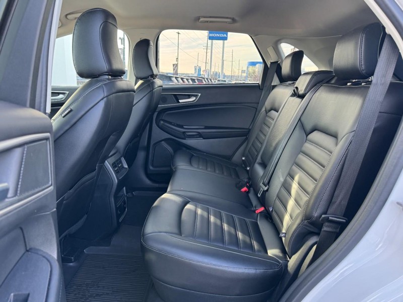 Ford Edge Vehicle Full-screen Gallery Image 12