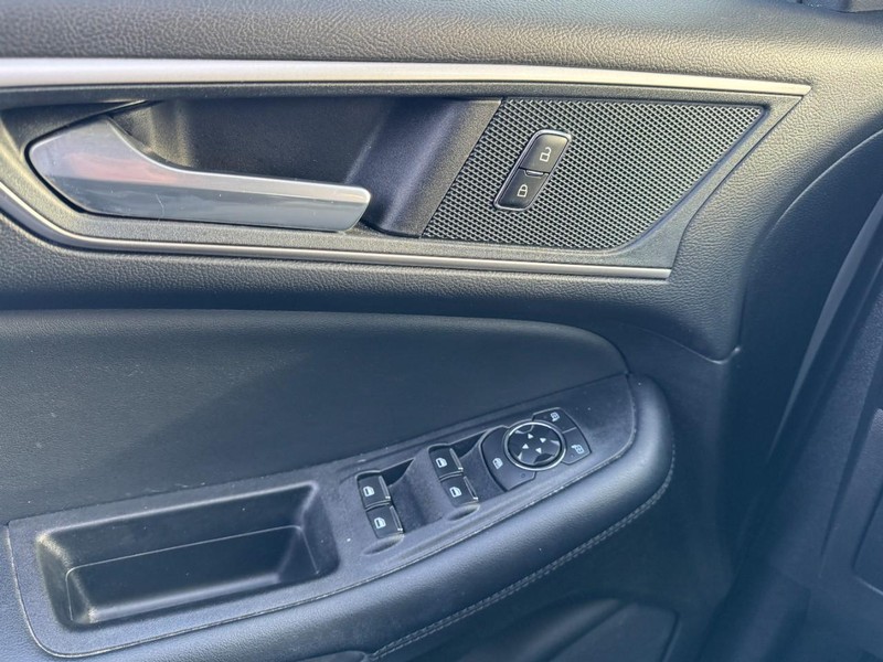 Ford Edge Vehicle Full-screen Gallery Image 25