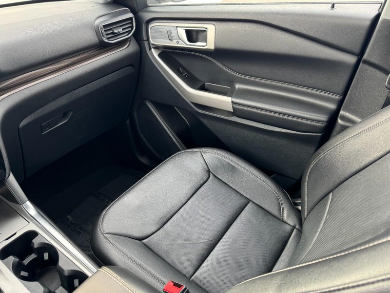 Ford Explorer Vehicle Full-screen Gallery Image 11