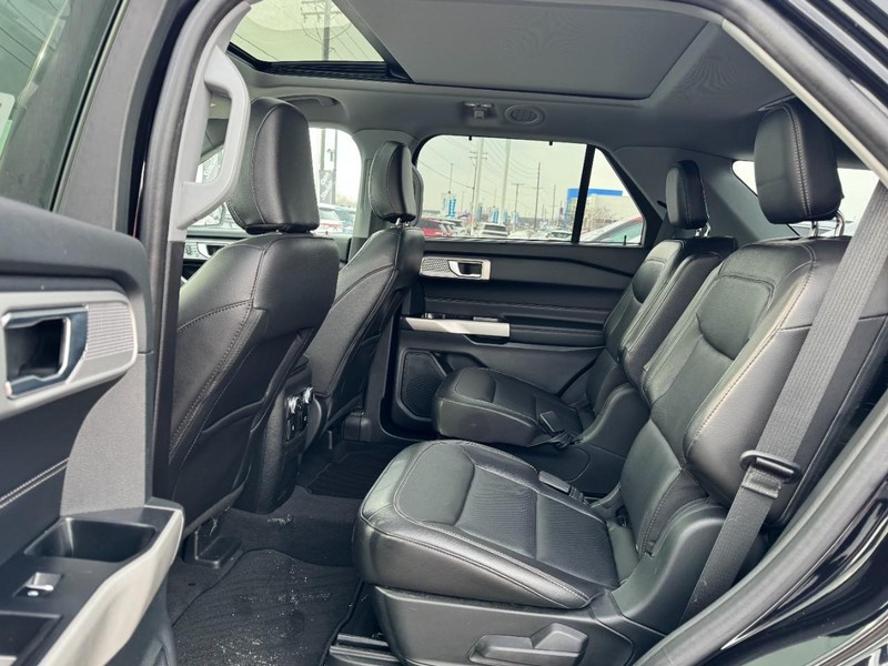 Ford Explorer Vehicle Full-screen Gallery Image 12