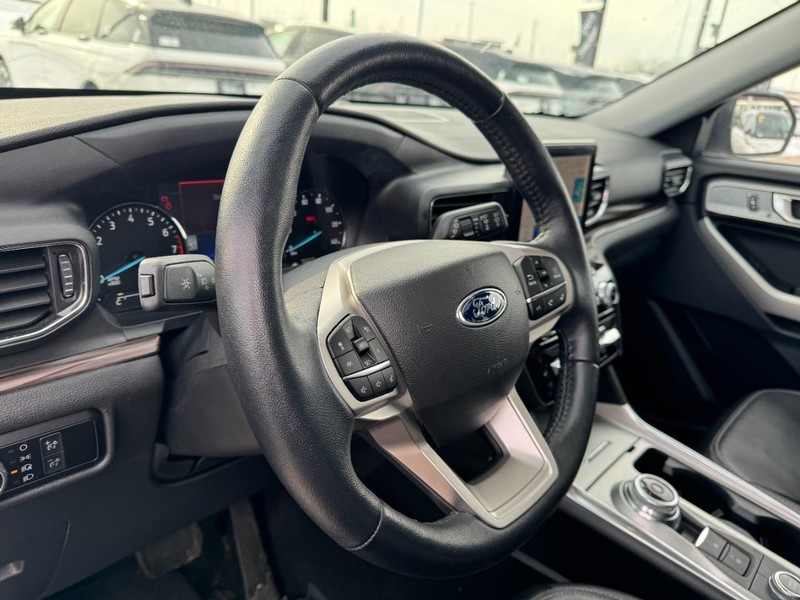 Ford Explorer Vehicle Full-screen Gallery Image 15