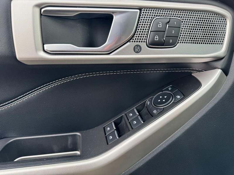 Ford Explorer Vehicle Full-screen Gallery Image 25