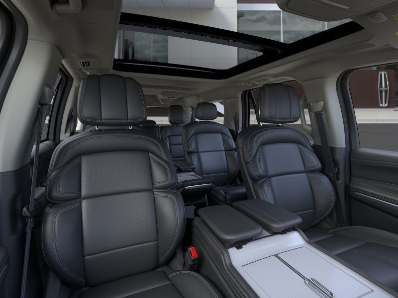 Lincoln Navigator L Vehicle Full-screen Gallery Image 10